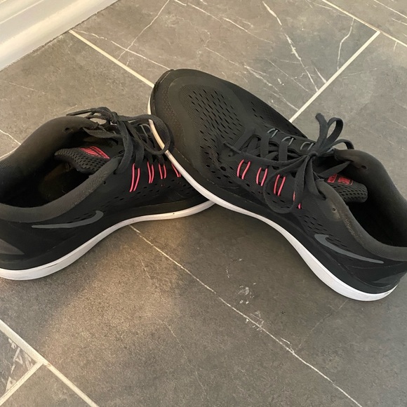 Nike gym shoes - Picture 3 of 4